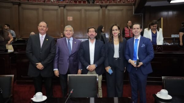 Grupo de cinco diputados del PVEM en sesión del Congreso del Estado de Michoacán, con bandera verde y logo del partido