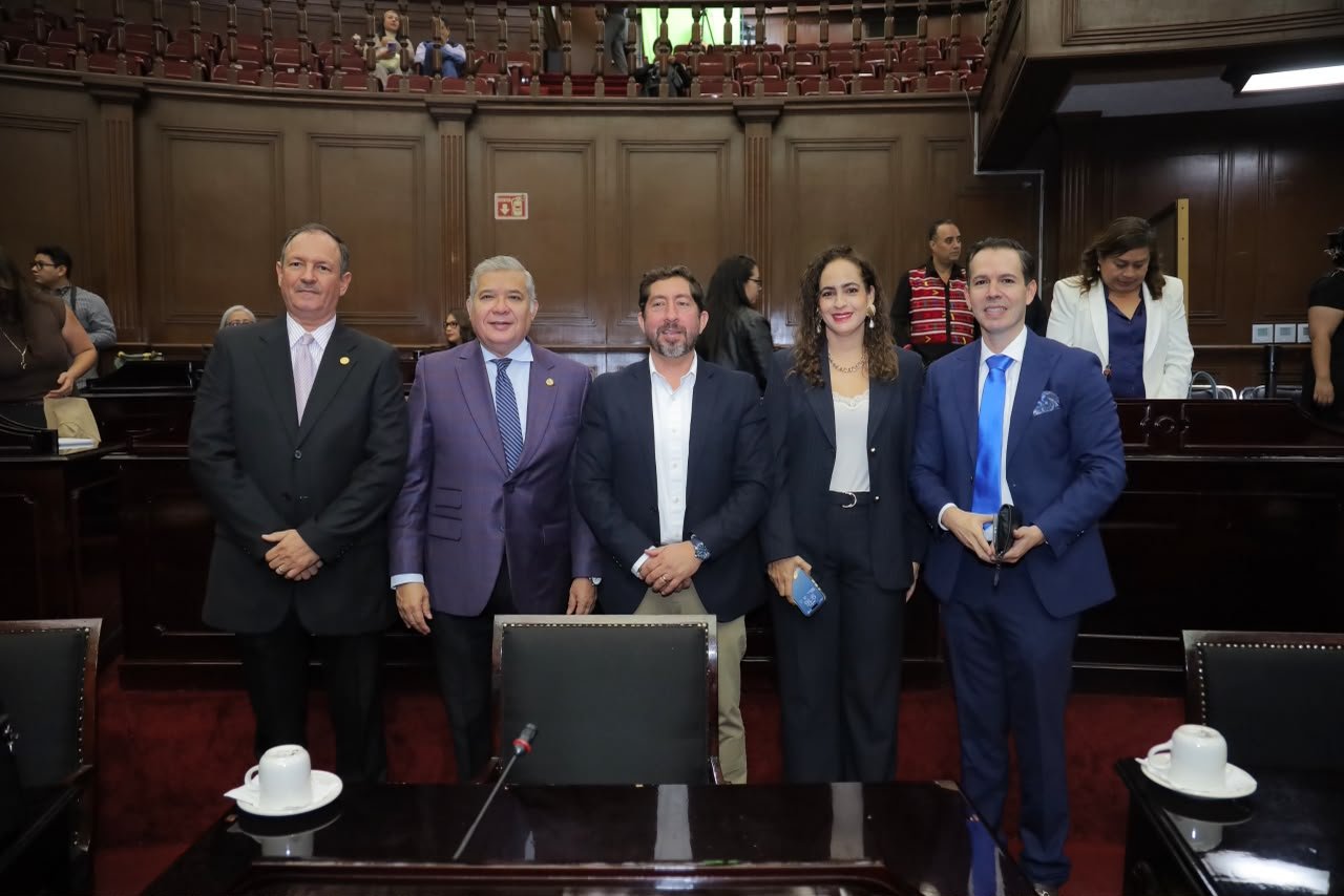 Grupo de cinco diputados del PVEM en sesión del Congreso del Estado de Michoacán, con bandera verde y logo del partido