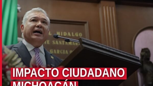 Diputado Juan Antonio Magaña de la Mora hablando desde la tribuna del Congreso del Estado de Michoacán en Morelia, con