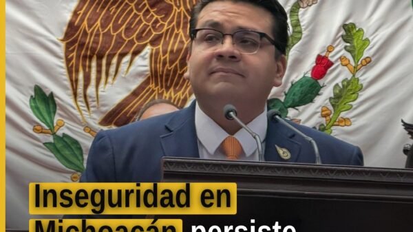 Diputado Toño Carreño Sosa hablando en el Congreso del Estado de Morelia, Michoacán, durante la sesión del 17 de septiembre