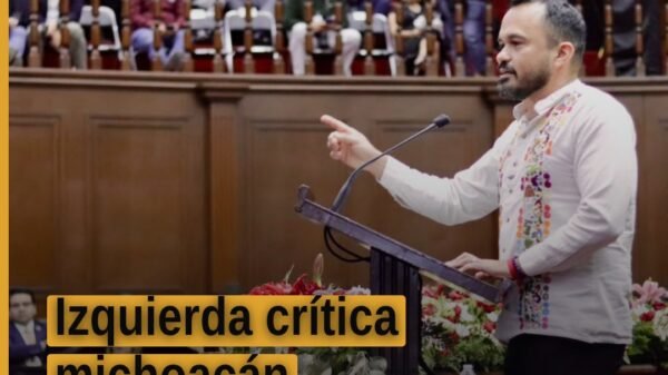 Diputado Hugo Rangel hablando en el Congreso del Estado de Michoacán, Morelia, durante la contestación al Quinto Informe de