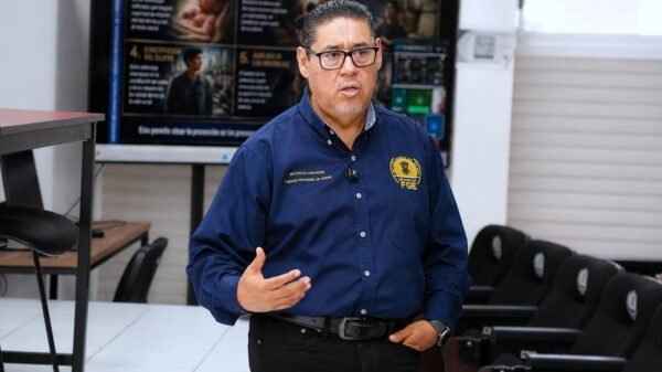 Grupo de 95 servidoras y servidores públicos de la FGE Michoacán en sesión presencial sobre justicia penal para adolescentes