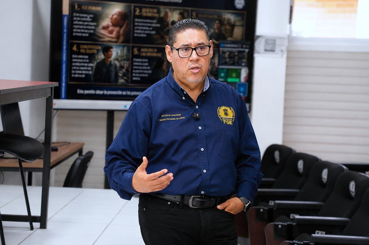 Grupo de 95 servidoras y servidores públicos de la FGE Michoacán en sesión presencial sobre justicia penal para adolescentes