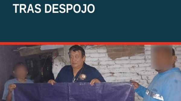 Ilustración simbólica de dos personas firmando un documento frente a un edificio residencial en Lázaro Cárdenas