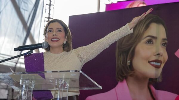 Brissa Arroyo Martínez hablando ante una multitud en Morelia, Michoacán, durante su segundo informe legislativo bajo el lema