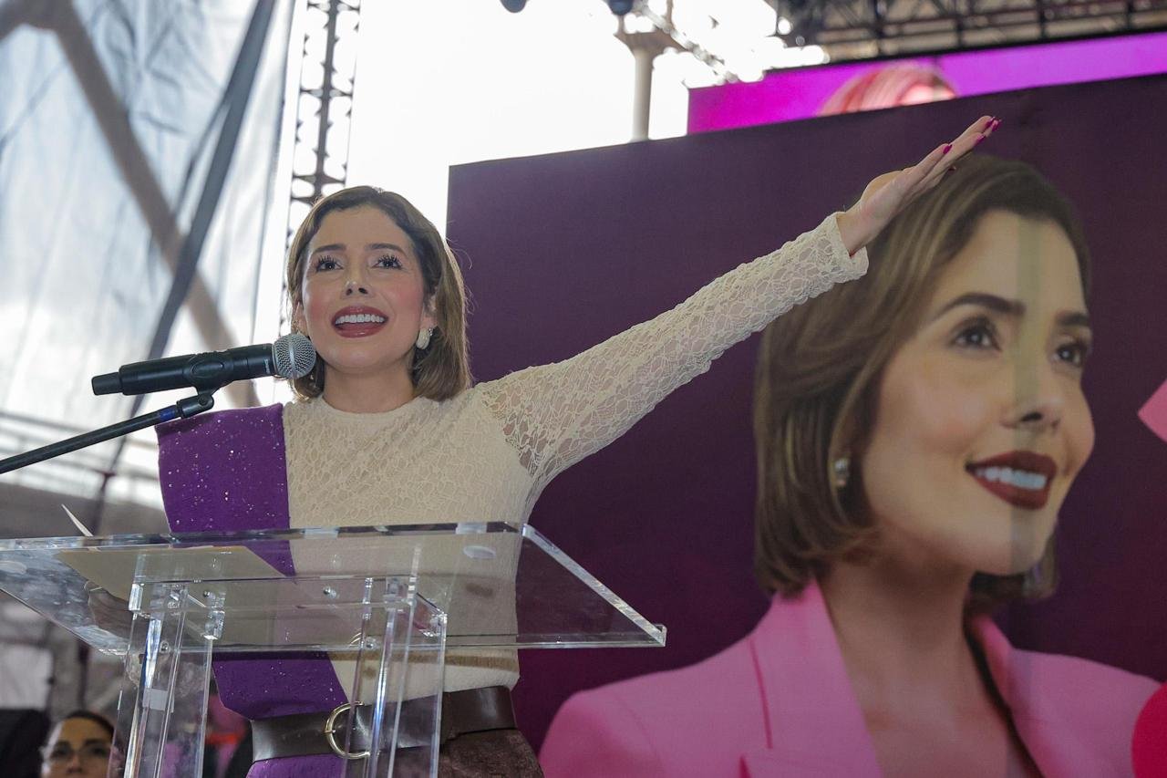 Brissa Arroyo Martínez hablando ante una multitud en Morelia, Michoacán, durante su segundo informe legislativo bajo el lema