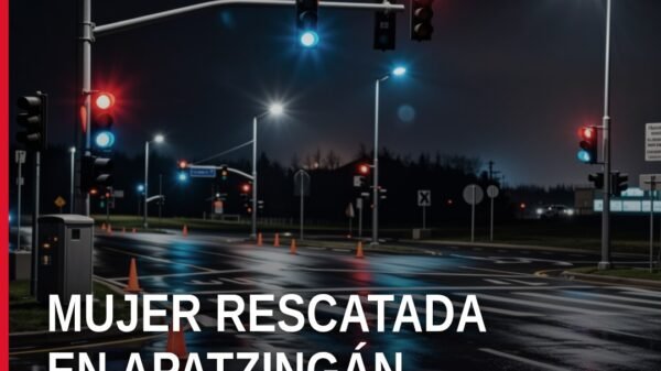 mujer rescatada apatzingán: personal de la FGE y Guardia Civil frente a un domicilio en la colonia Infonavit Pochotes de