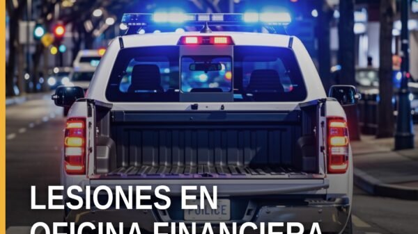 Ilustración simbólica de una oficina financiera en La Piedad con foco en una mujer sosteniendo un celular y una persona