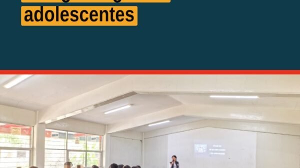 Grupo de adolescentes escuchando una plática sobre riesgos digitales adolescentes en un salón del CETIS 120 de Morelia