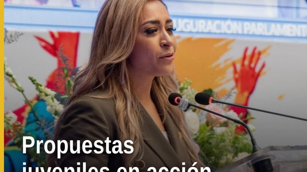 Grupo diverso de jóvenes reunidos en el salón del Congreso del Estado de Michoacán durante el parlamento juvenil incluyente