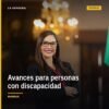 Fotografía de la diputada Nalleli Pedraza Huerta hablando ante micrófono en el Congreso del Estado de Michoacán, con cartel