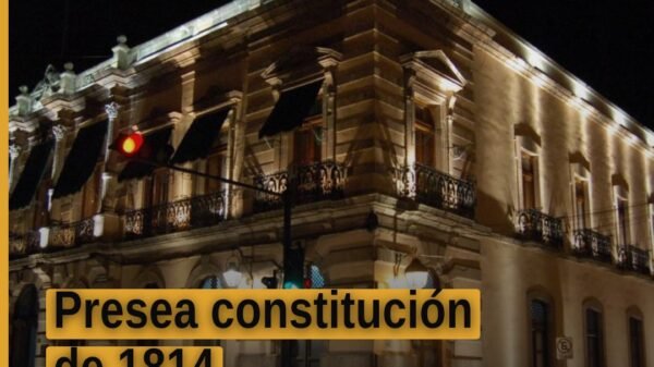 Fachada del Congreso del Estado de Michoacán en Morelia con bandera mexicana y letrero que menciona la presea constitución