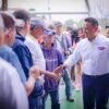 Fotografía de Carlos Torres Piña en reunión con comuneros y productores en una comunidad rural de Michoacán, destacando su