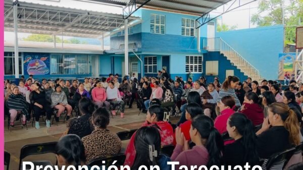 Prevención de la violencia de género: grupo de madres de familia y docentes participando en una charla del CJIM Zamora en la