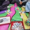 Prevención de la violencia: jóvenes interactúan con juegos educativos sobre violencia en noviazgo y familia en módulo de la