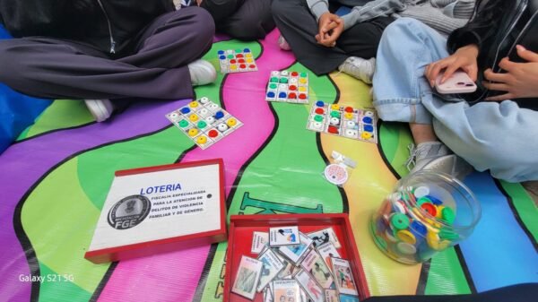 Prevención de la violencia: jóvenes interactúan con juegos educativos sobre violencia en noviazgo y familia en módulo de la