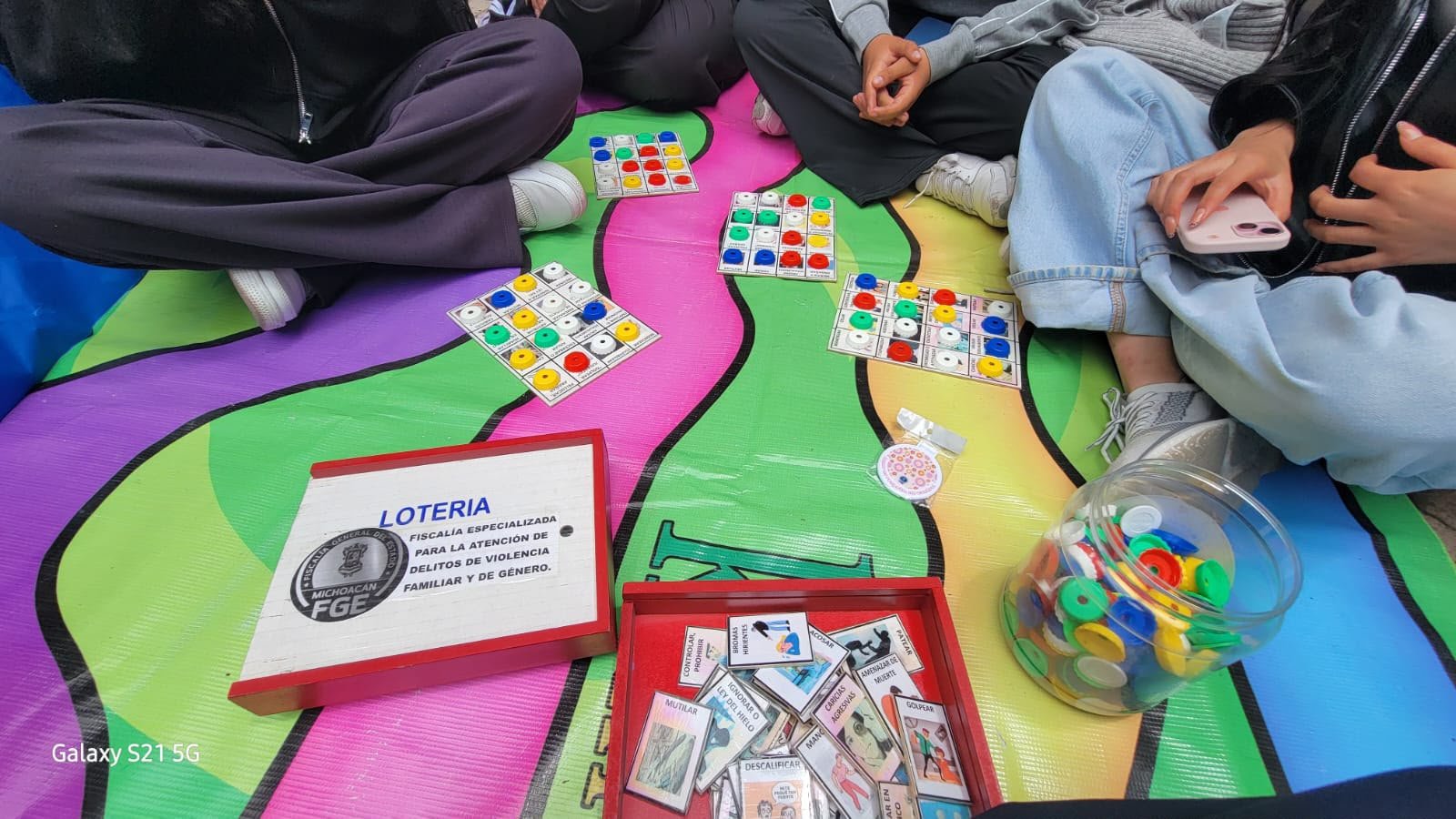 Prevención de la violencia: jóvenes interactúan con juegos educativos sobre violencia en noviazgo y familia en módulo de la