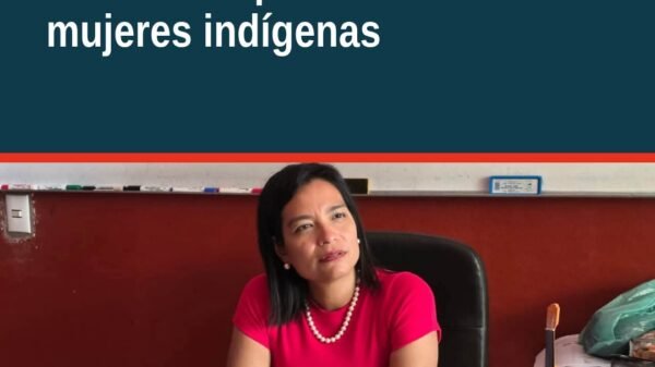 Retrato de Erendira Isauro Hernández, diputada indígena por el Distrito V de Paracho, con fondo del Congreso del Estado de