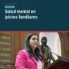 Ilustración de un menor hablando con un psicólogo en un entorno tranquilo y seguro, con símbolos discretos de justicia