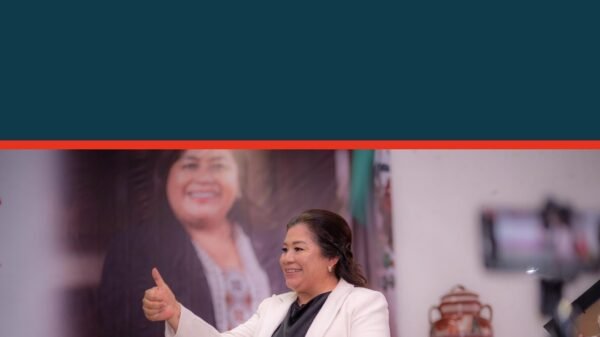 Diputada Belinda Iturbide Díaz junto a beneficiarios de cirugías de cataratas puruándiro y aparatos funcionales