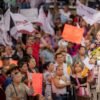 Carlos Torres Piña hablando ante una multitud en Paracho, Michoacán, durante una asamblea informativa donde abordó regresar