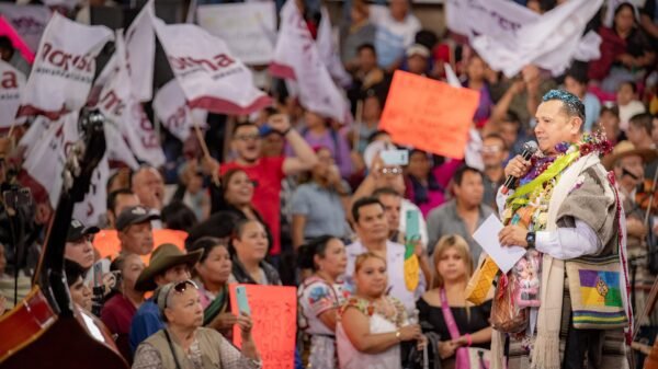 Carlos Torres Piña hablando ante una multitud en Paracho, Michoacán, durante una asamblea informativa donde abordó regresar