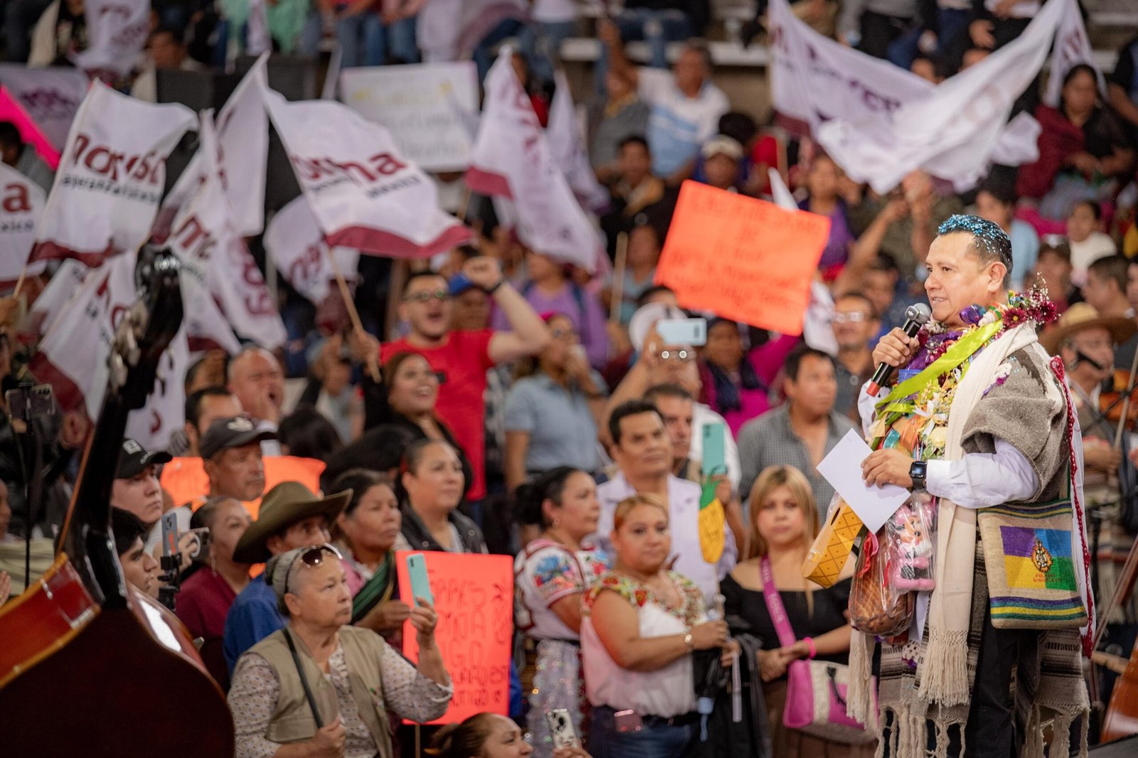 Carlos Torres Piña hablando ante una multitud en Paracho, Michoacán, durante una asamblea informativa donde abordó regresar