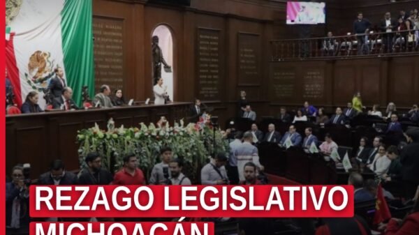 Sesión solemne en el Congreso del Estado de Michoacán en Morelia, con diputados frente a la tribuna, abordando el rezago