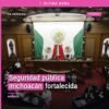 Fotografía simbólica de un escudo estatal junto a balanza de justicia y código QR de ley, representando seguridad pública
