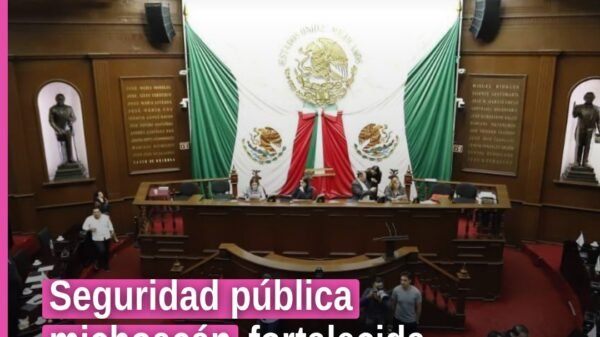 Fotografía simbólica de un escudo estatal junto a balanza de justicia y código QR de ley, representando seguridad pública