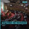Ilustración simbólica de una carretera michoacana con señales de tránsito, un vehículo eléctrico y un adulto mayor junto a