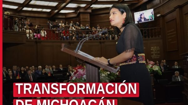 Diputada Erendira Isauro Hernández hablando en el Congreso de Michoacán durante el Quinto Informe de Gobierno, con fondo de