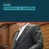 Patrulla policial con extintor visible en el interior, estacionada frente a edificio del Congreso del Estado de Michoacán