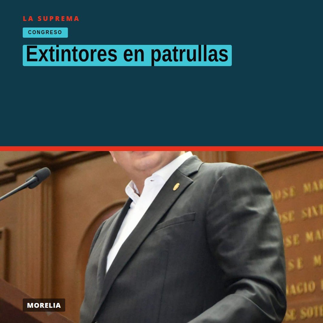 Patrulla policial con extintor visible en el interior, estacionada frente a edificio del Congreso del Estado de Michoacán