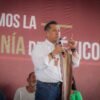 Fotografía simbólica de manos diversas unidas sobre un mapa de Michoacán, representando la unidad para gobernar