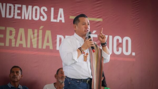 Fotografía simbólica de manos diversas unidas sobre un mapa de Michoacán, representando la unidad para gobernar