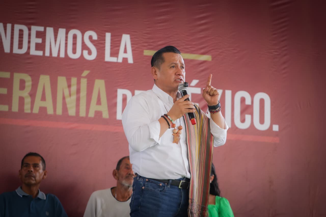 Fotografía simbólica de manos diversas unidas sobre un mapa de Michoacán, representando la unidad para gobernar