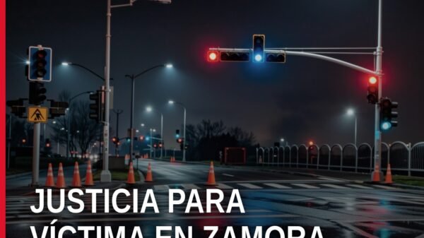 Ilustración simbólica de balanza de justicia y fecha 2003-2026, con fondo que evoca Zamora, Michoacán, relacionada con