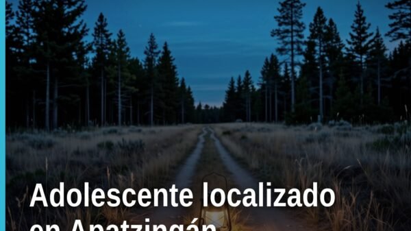Imagen simbólica de una familia reunida en Apatzingán; fondo con letrero 'adolescente localizado apatzingán'