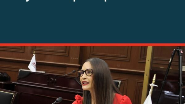 Diputada Nalleli Pedraza hablando frente al Congreso del Estado de Michoacán, con pancartas de familias buscadoras visibles