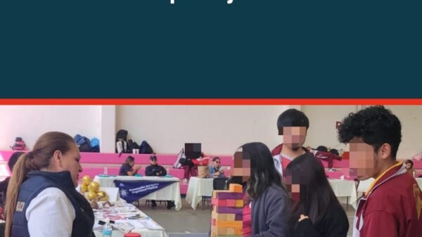 Personal de la Fiscalía Especializada en Violencia Familiar y de Género orienta a jóvenes en un módulo informativo sobre