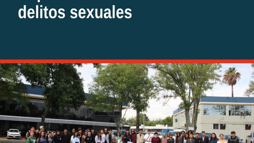Grupo de jóvenes universitarios escuchando una plática sobre delitos sexuales niñas en un aula de la Universidad Vizcaya de