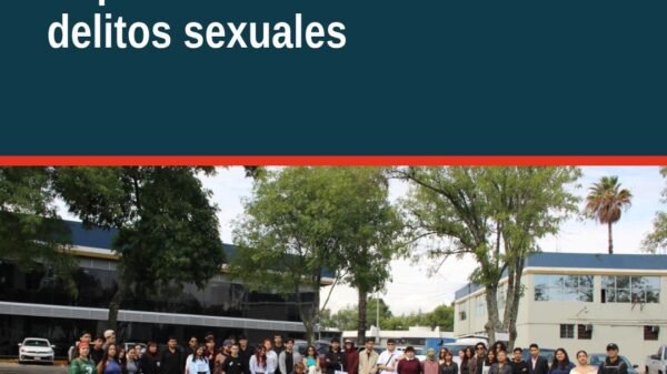 Grupo de jóvenes universitarios escuchando una plática sobre delitos sexuales niñas en un aula de la Universidad Vizcaya de