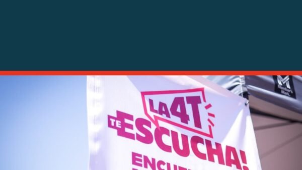 Carlos Torres Piña hablando ante un público diverso en Pátzcuaro durante el evento 'la 4t te escucha'