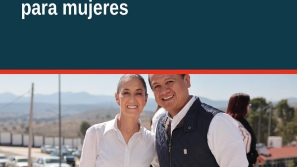 Presidenta Claudia Sheinbaum junto a beneficiarias y autoridades en Apatzingán durante entrega de créditos dentro del
