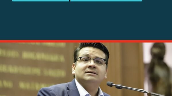 Diputado Toño Carreño Sosa hablando en tribuna del Congreso del Estado en Morelia, con fondo de bandera de Michoacán, sobre