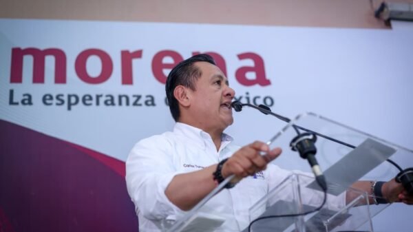 Carlos Torres Piña hablando en un evento en Morelia, Michoacán, sobre acceso al agua michoacán y protección de ríos