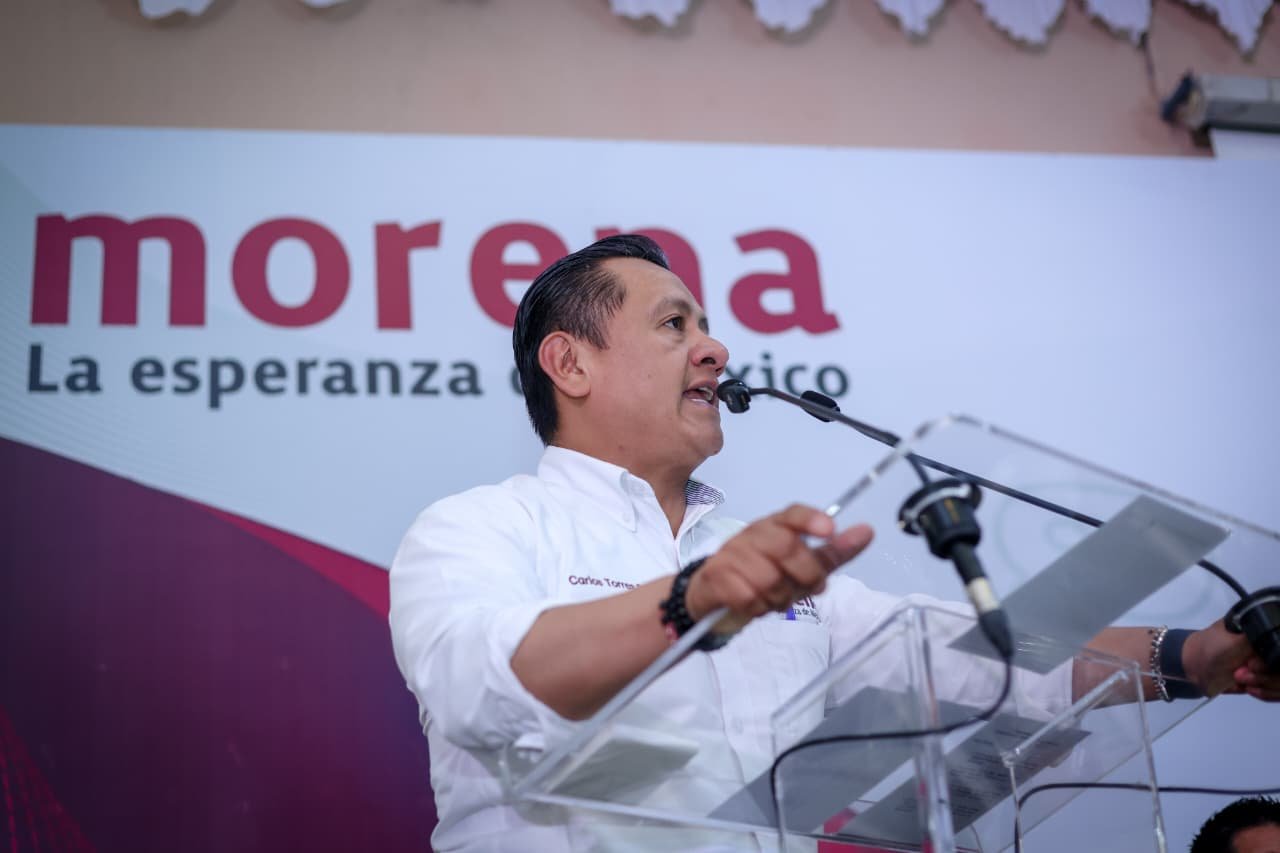 Carlos Torres Piña hablando en un evento en Morelia, Michoacán, sobre acceso al agua michoacán y protección de ríos