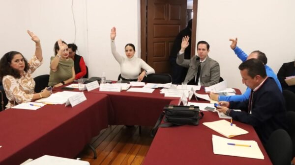 Foto de diputados en sesión de Comisiones Unidas discutiendo leyes de ingresos municipales en Morelia, Michoacán