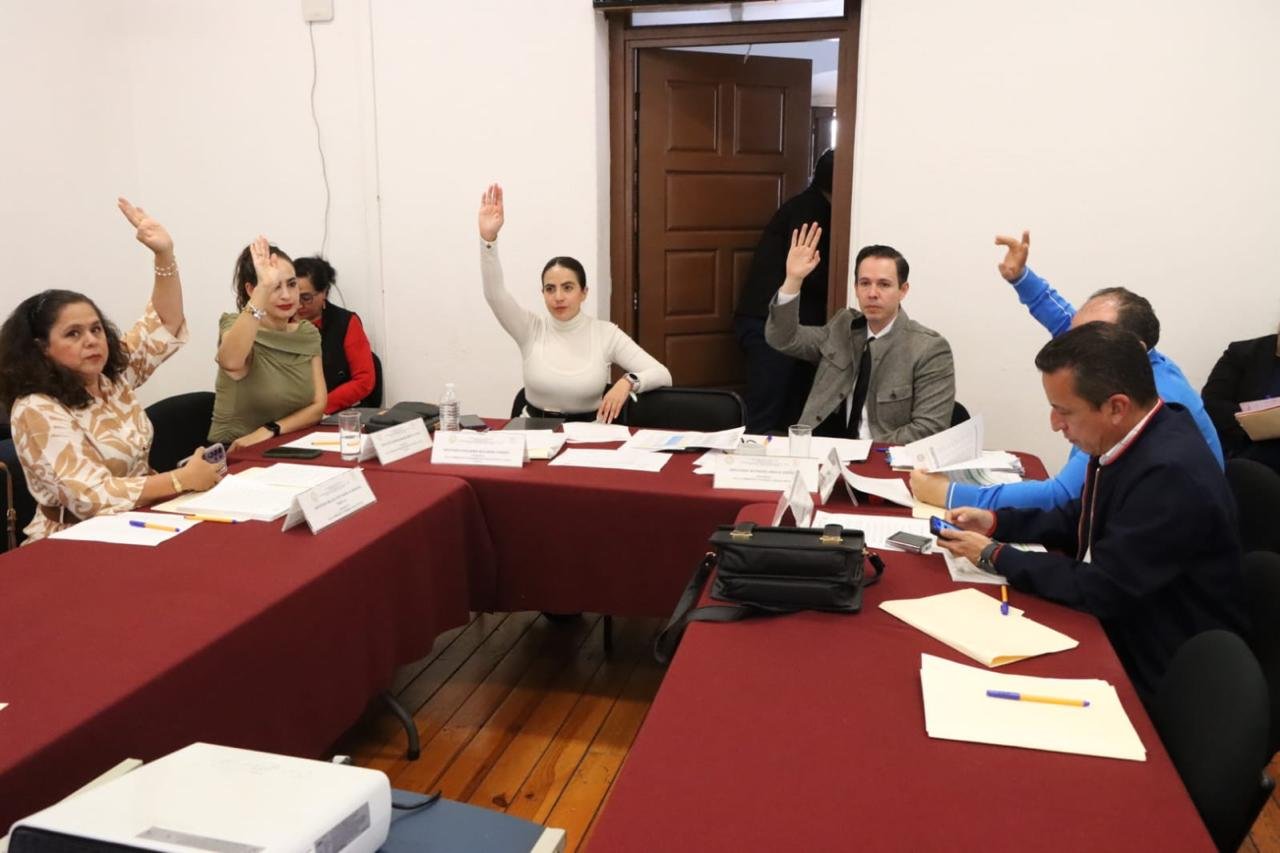 Foto de diputados en sesión de Comisiones Unidas discutiendo leyes de ingresos municipales en Morelia, Michoacán